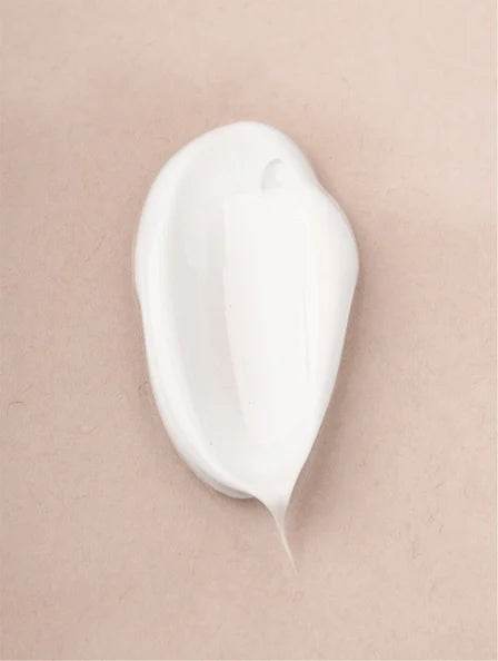 Creme natural corpo pele sensível em textura cremosa sobre fundo suave