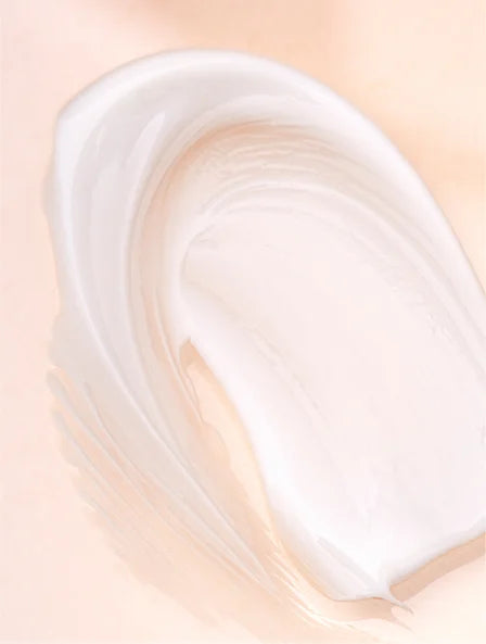Textura cremosa de hidratante Unnamed Cosmetics com acabamento suave e delicado para a pele
