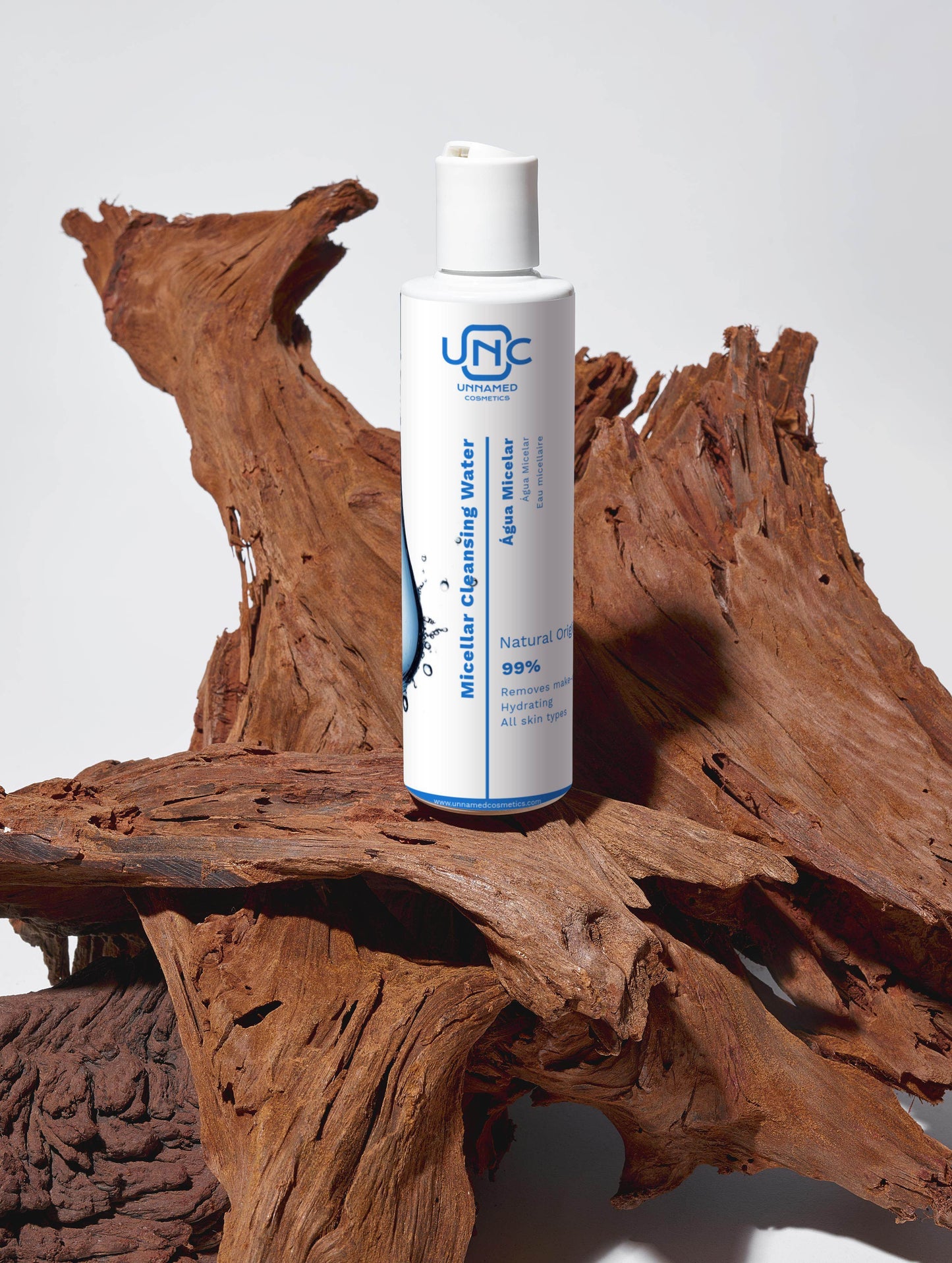 Água micelar natural para limpeza facial em embalagem branca da Unnamed Cosmetics