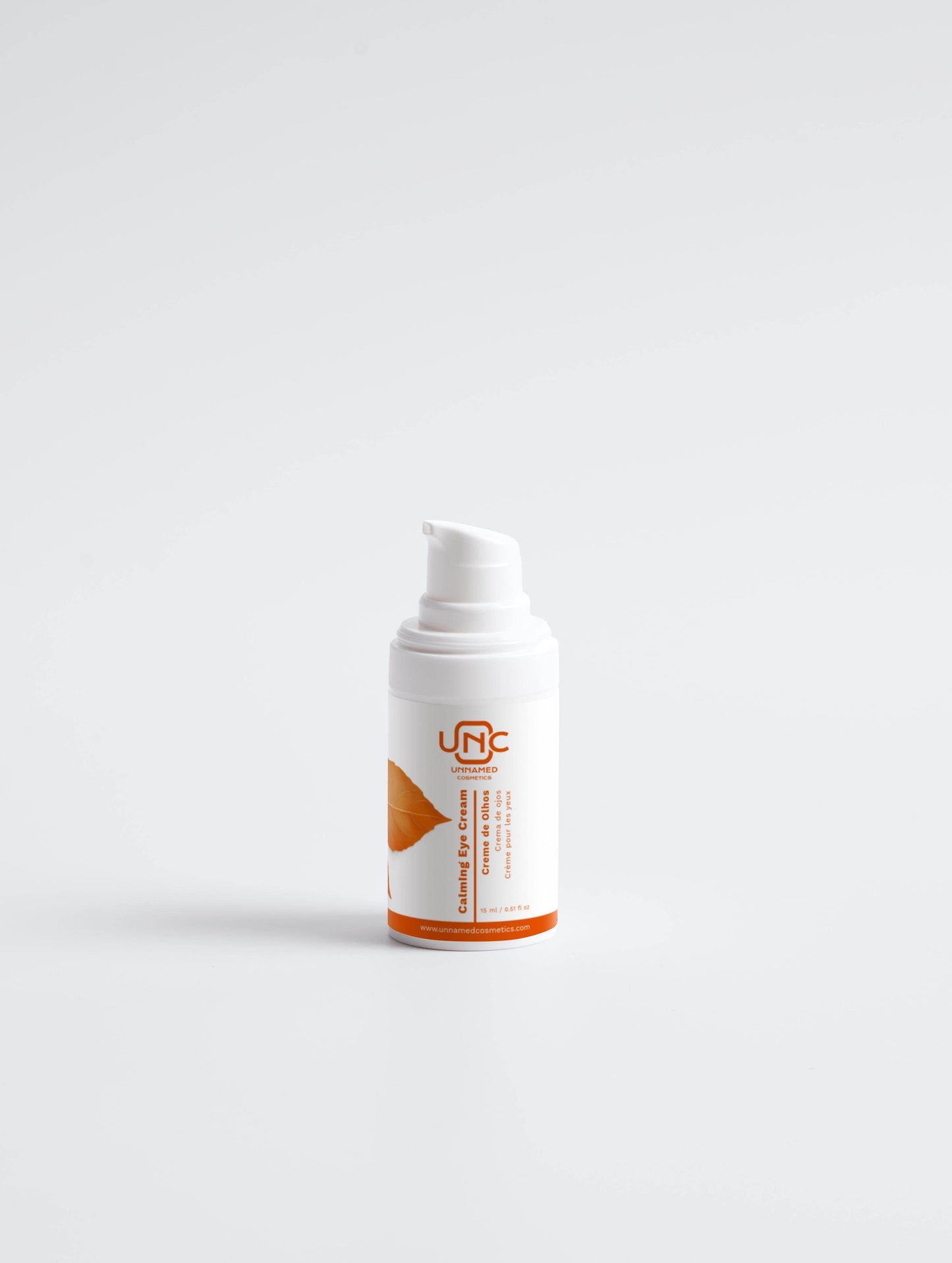 Frasco branco de creme para olhos calmante da Unnamed Cosmetics com design minimalista e tampa pump