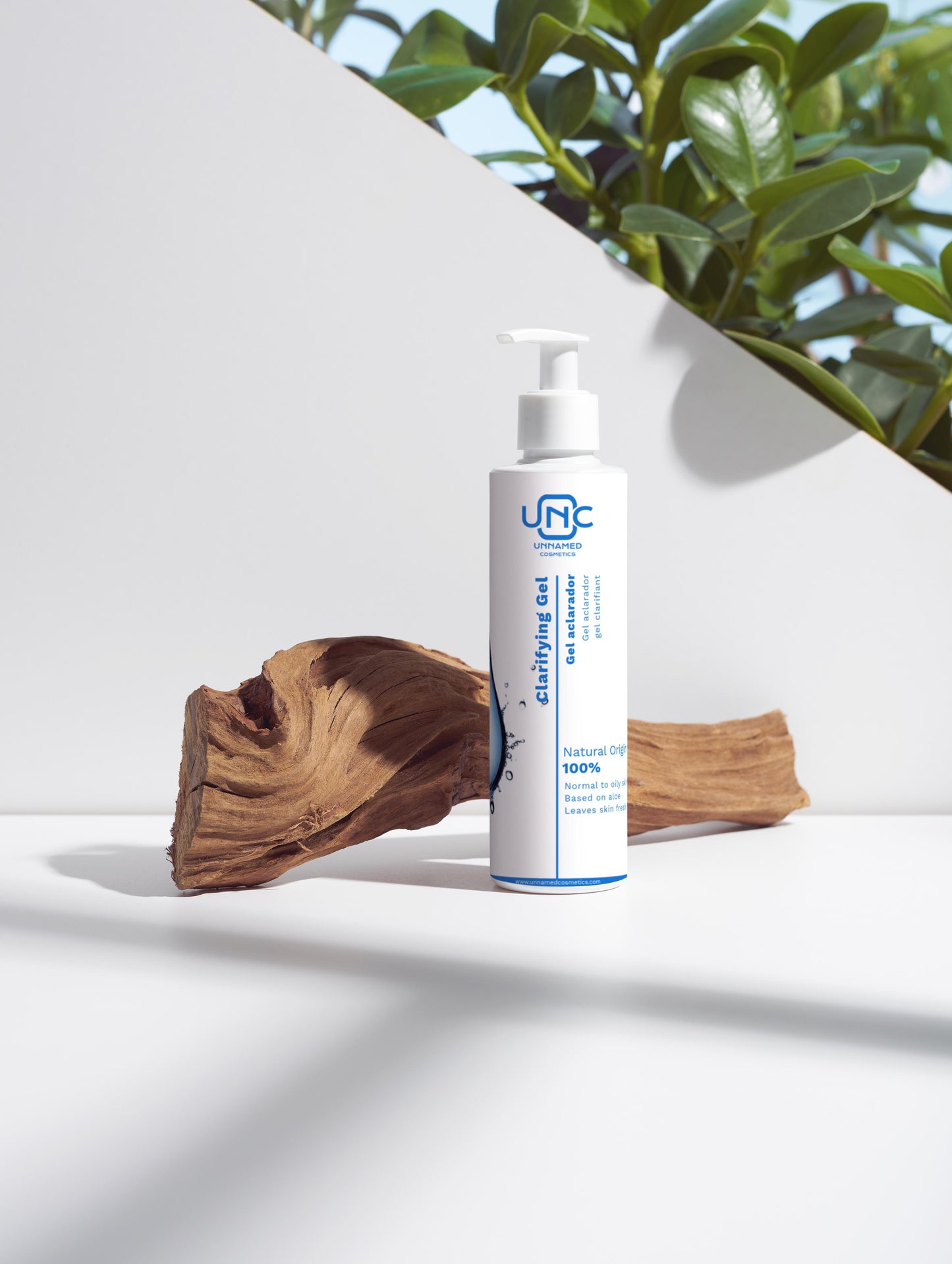 Frasco pump do Gel de Limpeza para todo o tipo de peles. Embalagem branca com rótulo azul e madeira ao fundo