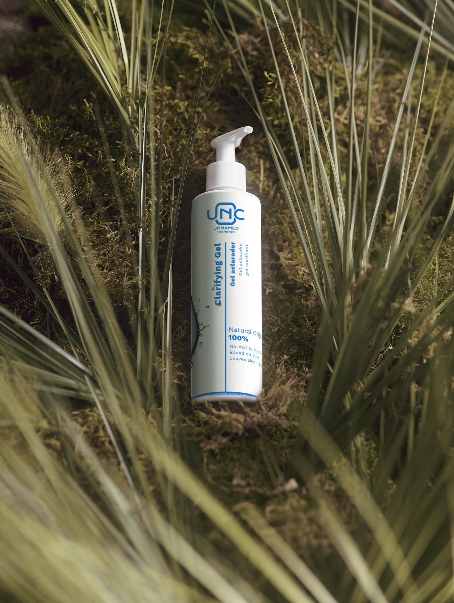 Frasco branco com pump de gel facial sobre musgo e folhagens, Gel de Limpeza para todo o tipo de peles.