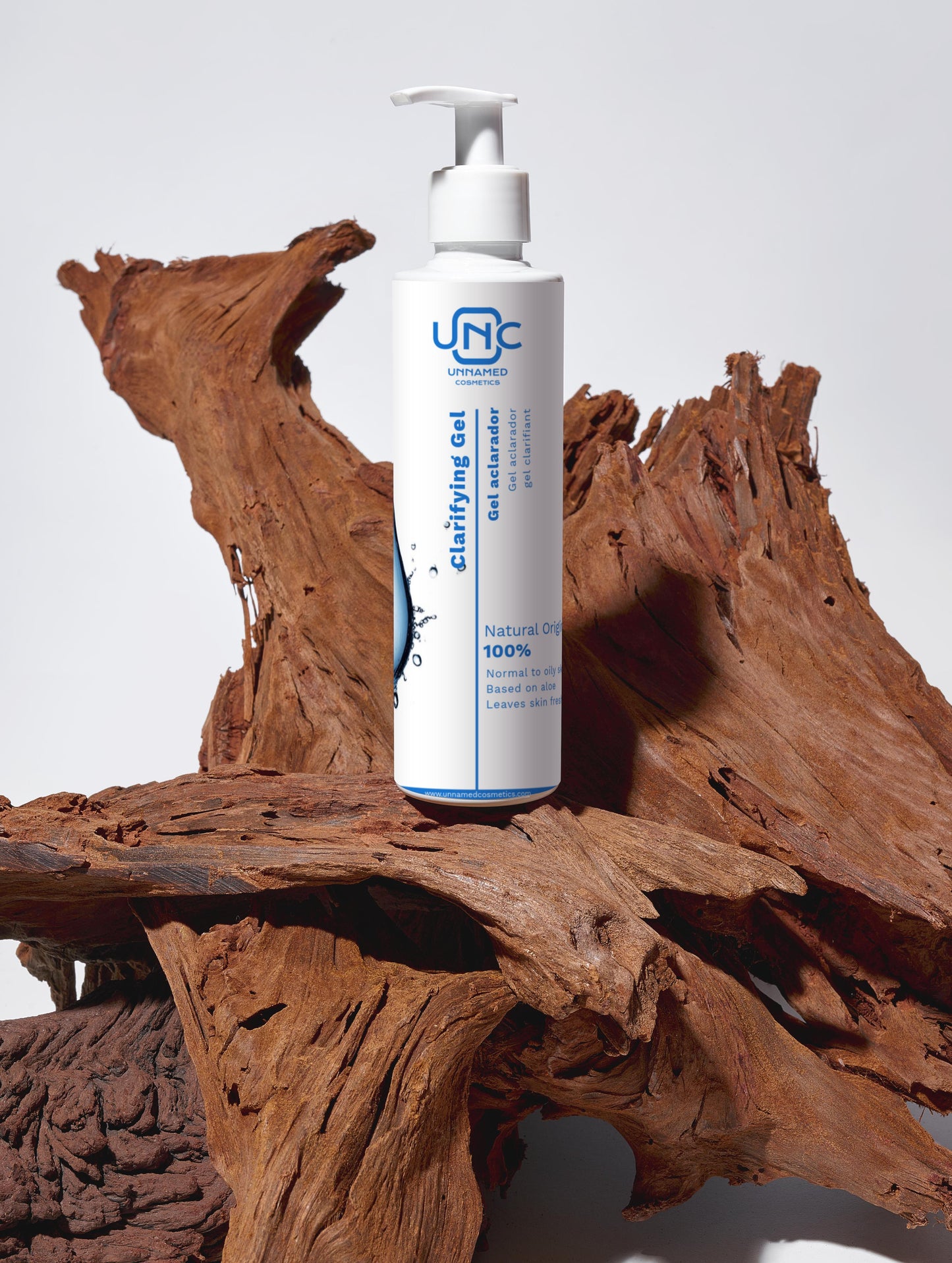 Frasco branco com pump sobre madeira rústica mostrando Gel de Limpeza para todo o tipo de peles. Produto suave e natural