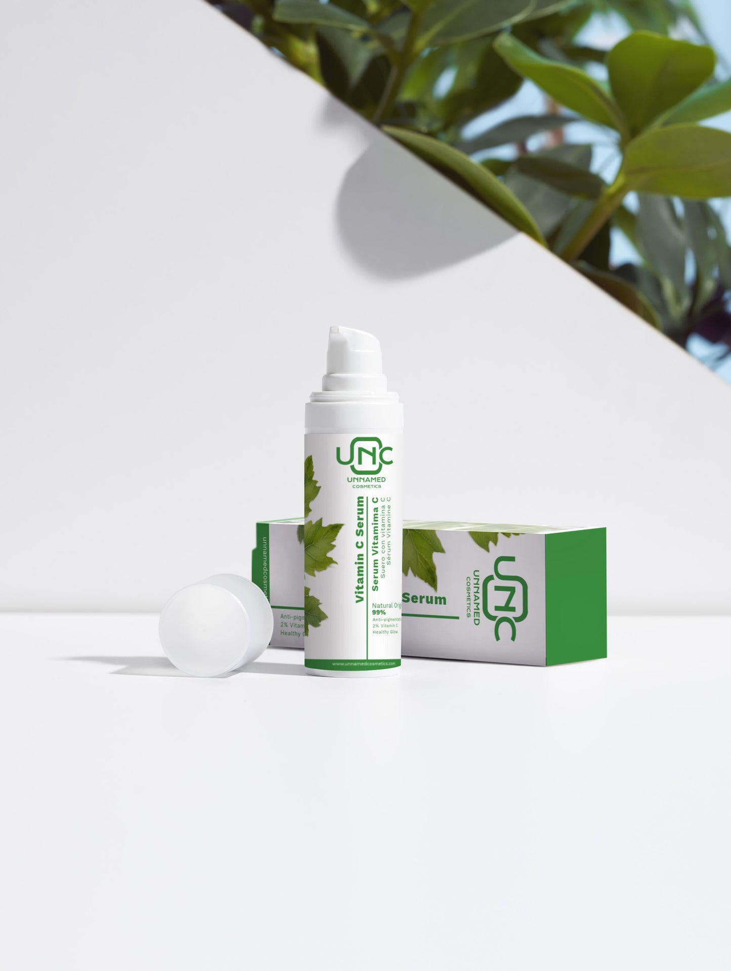 Sérum facial com vitamina C eficaz da Unnamed Cosmetics com embalagem branca e verde em fundo claro