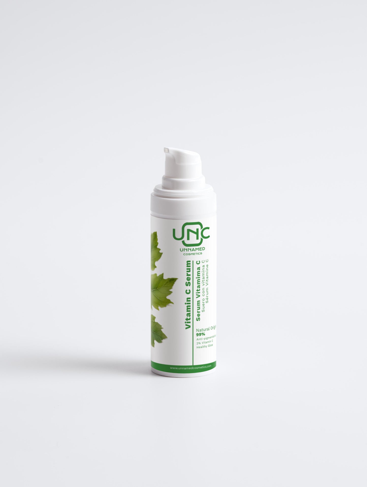 Frasco branco de sérum facial com vitamina C eficaz da Unnamed Cosmetics com design verde e branco