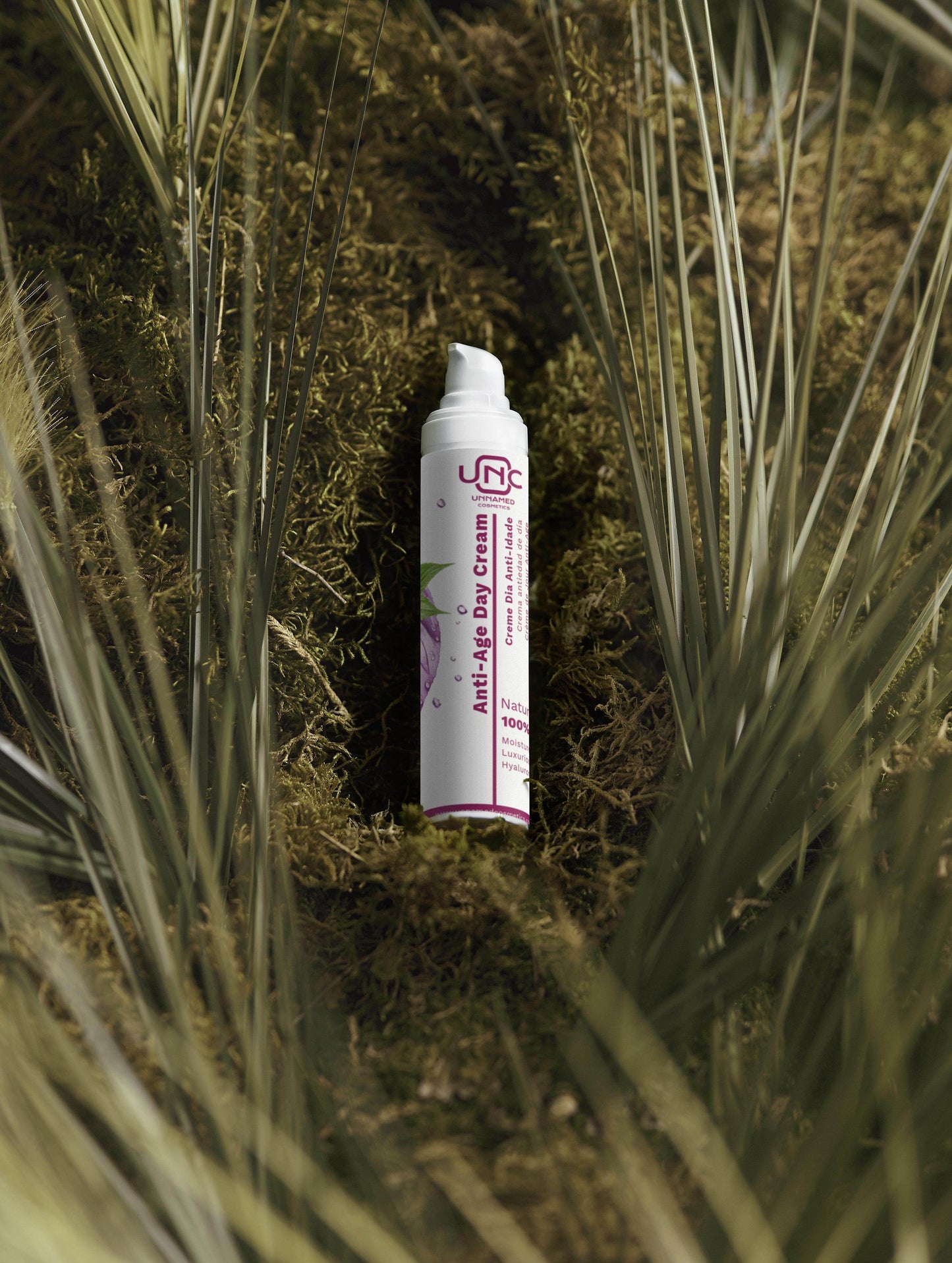 Frasco branco de creme anti-idade natural em meio a musgo e plantas verdes