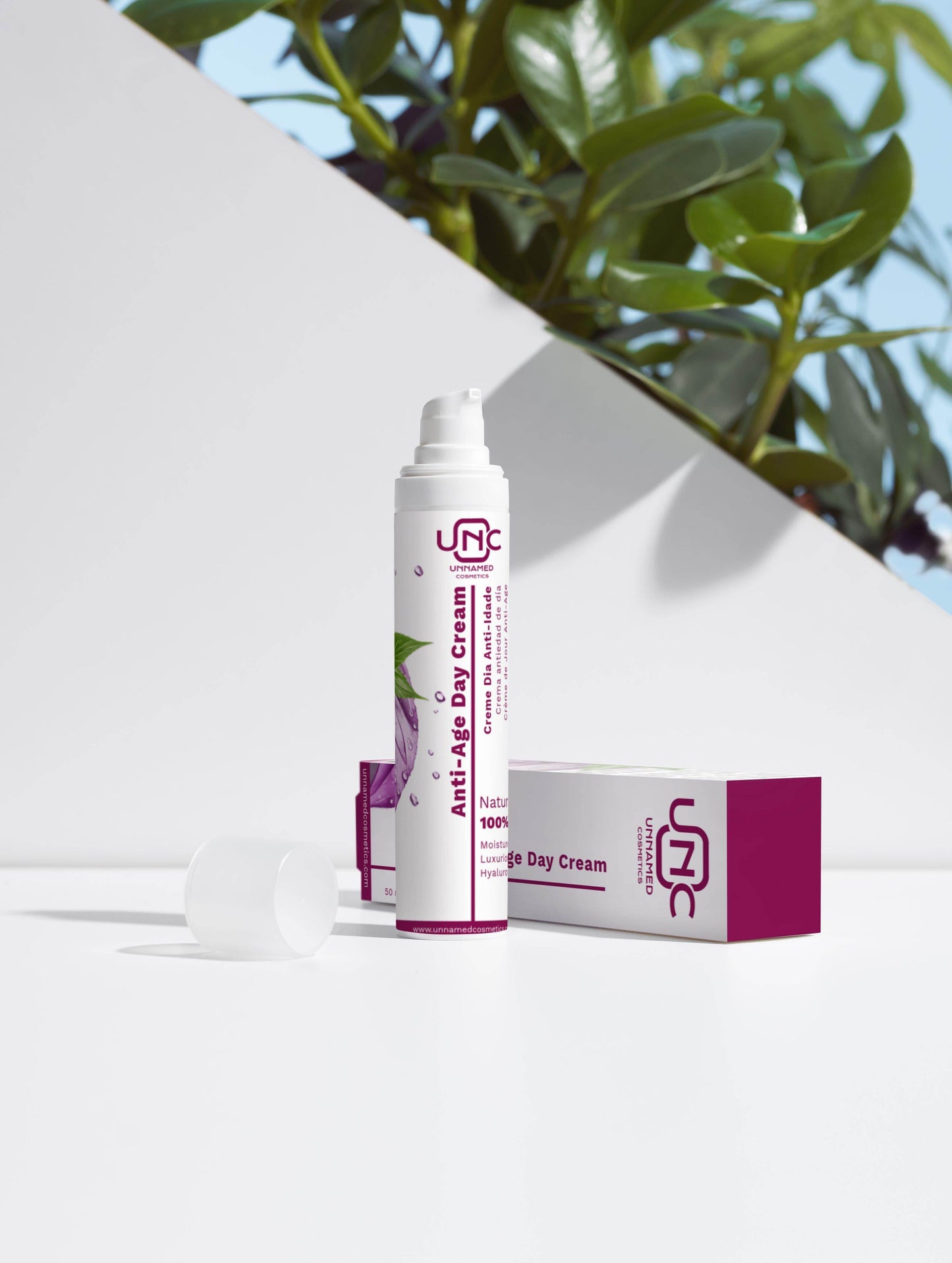 Creme anti-idade natural em embalagem branca e roxa com válvula pump ao lado da caixa