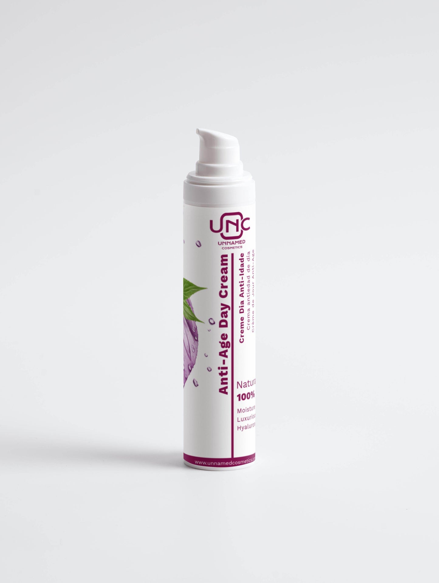 Frasco branco de creme anti-idade natural com aplicador tipo pump e design minimalista