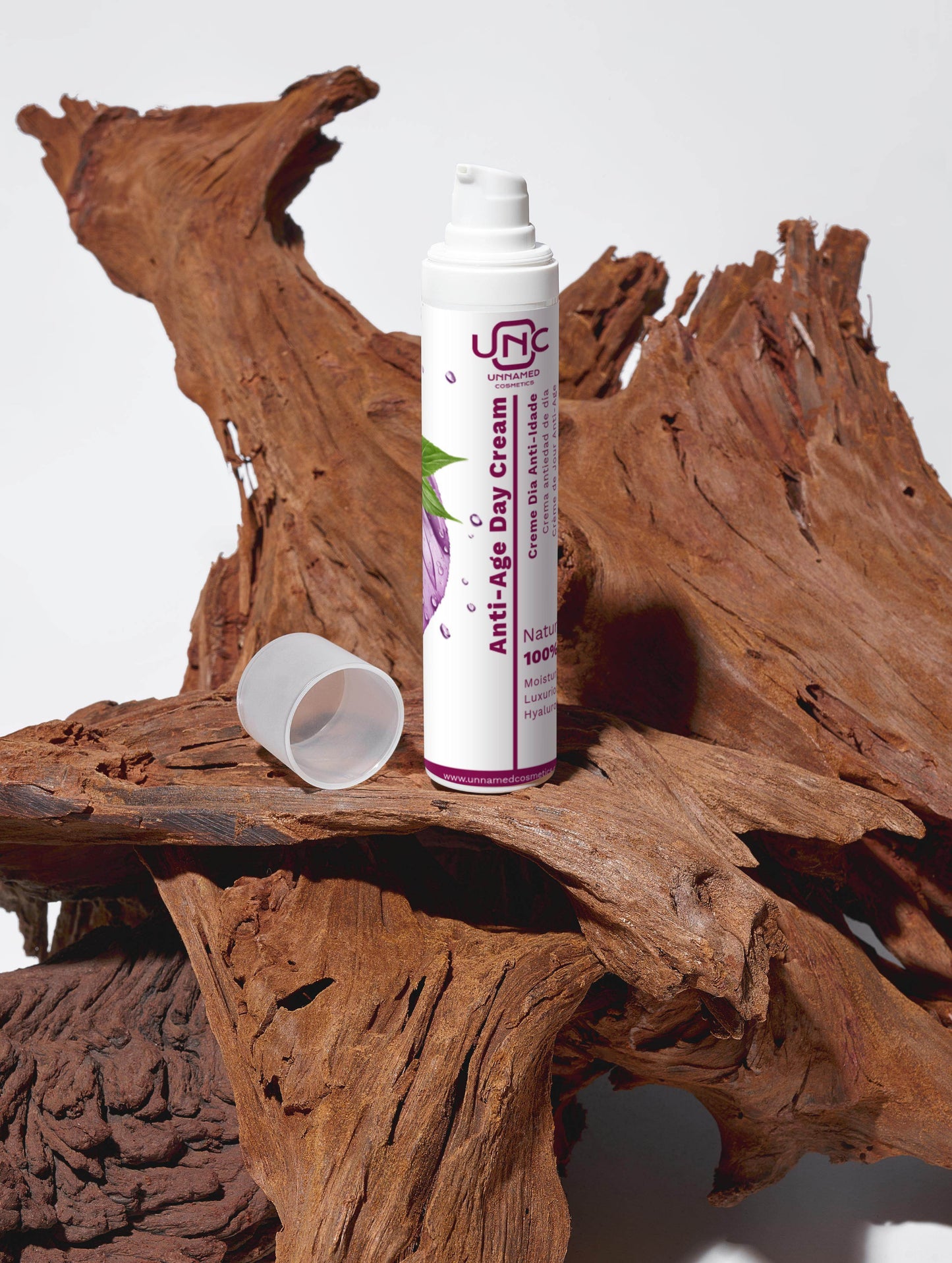 Creme anti-idade natural em embalagem branca com detalhes roxos sobre fundo de madeira rústica
