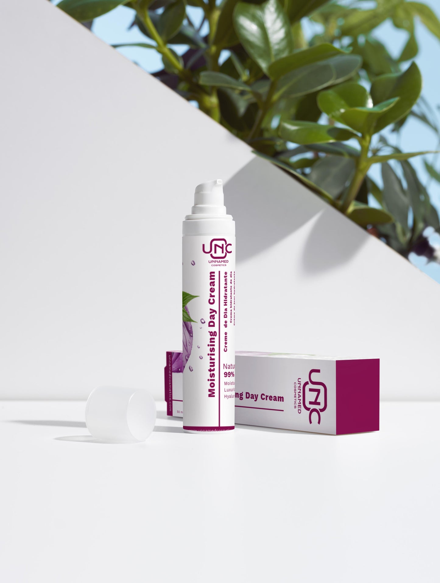 Hidratante natural para o rosto em embalagem branca com detalhes em roxo com planta ao fundo