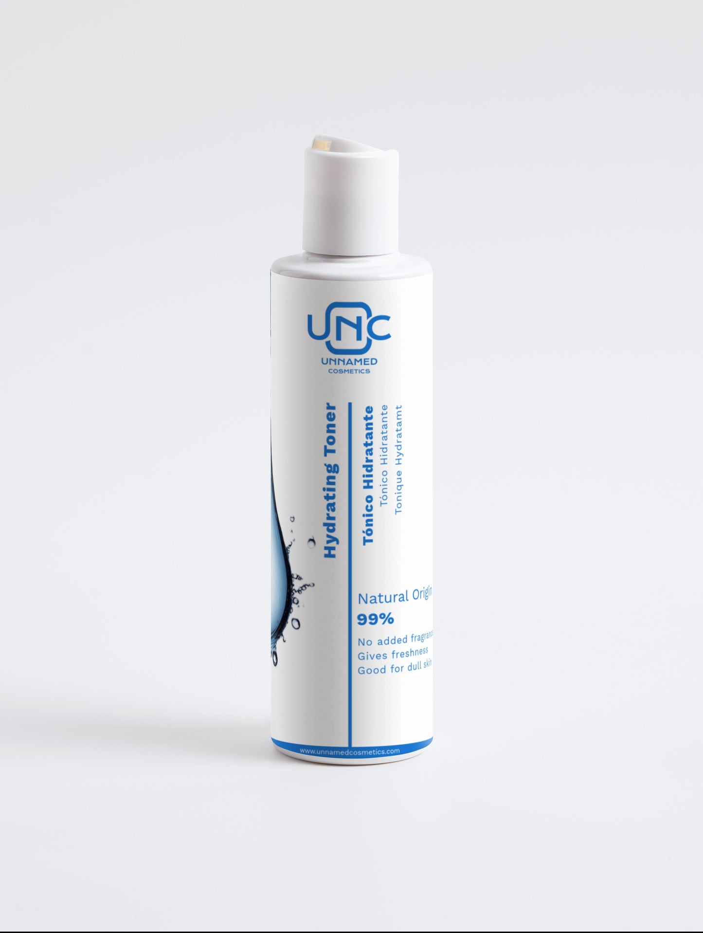 Toner hidratante em embalagem branca com rótulo azul e tampa branca