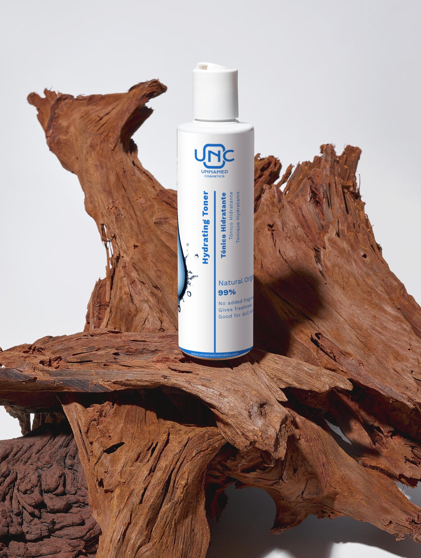 Toner hidratante em embalagem branca sobre madeira natural para cuidado da pele