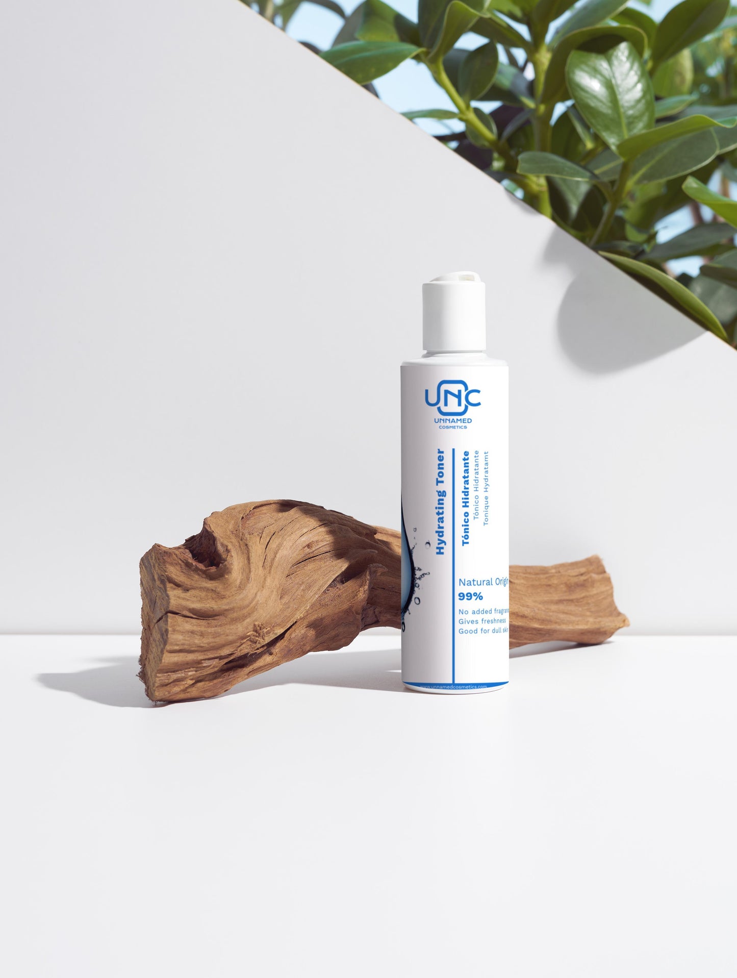 Toner em embalagem branca com detalhes em azul sobre base branca com madeira e planta ao fundo