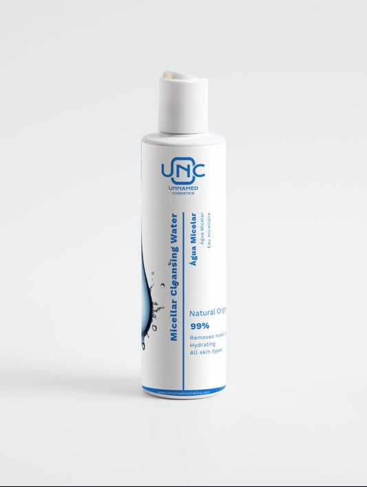 Frasco branco de Agua micelar natural da Unnamed Cosmetics para limpeza e hidratação da pele