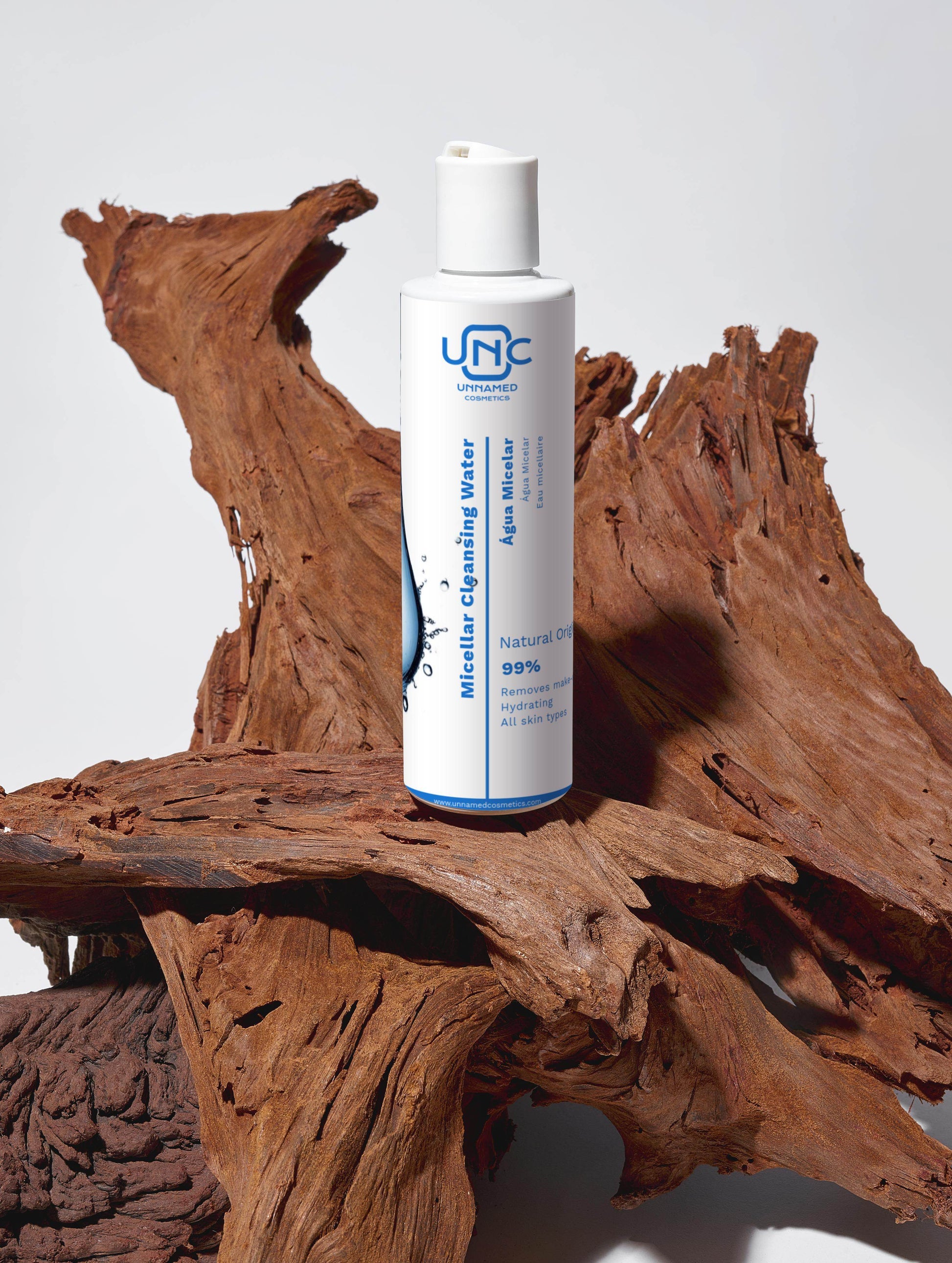 Água micelar natural para limpeza facial em embalagem branca da Unnamed Cosmetics