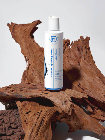 Água micelar natural para limpeza facial em embalagem branca da Unnamed Cosmetics