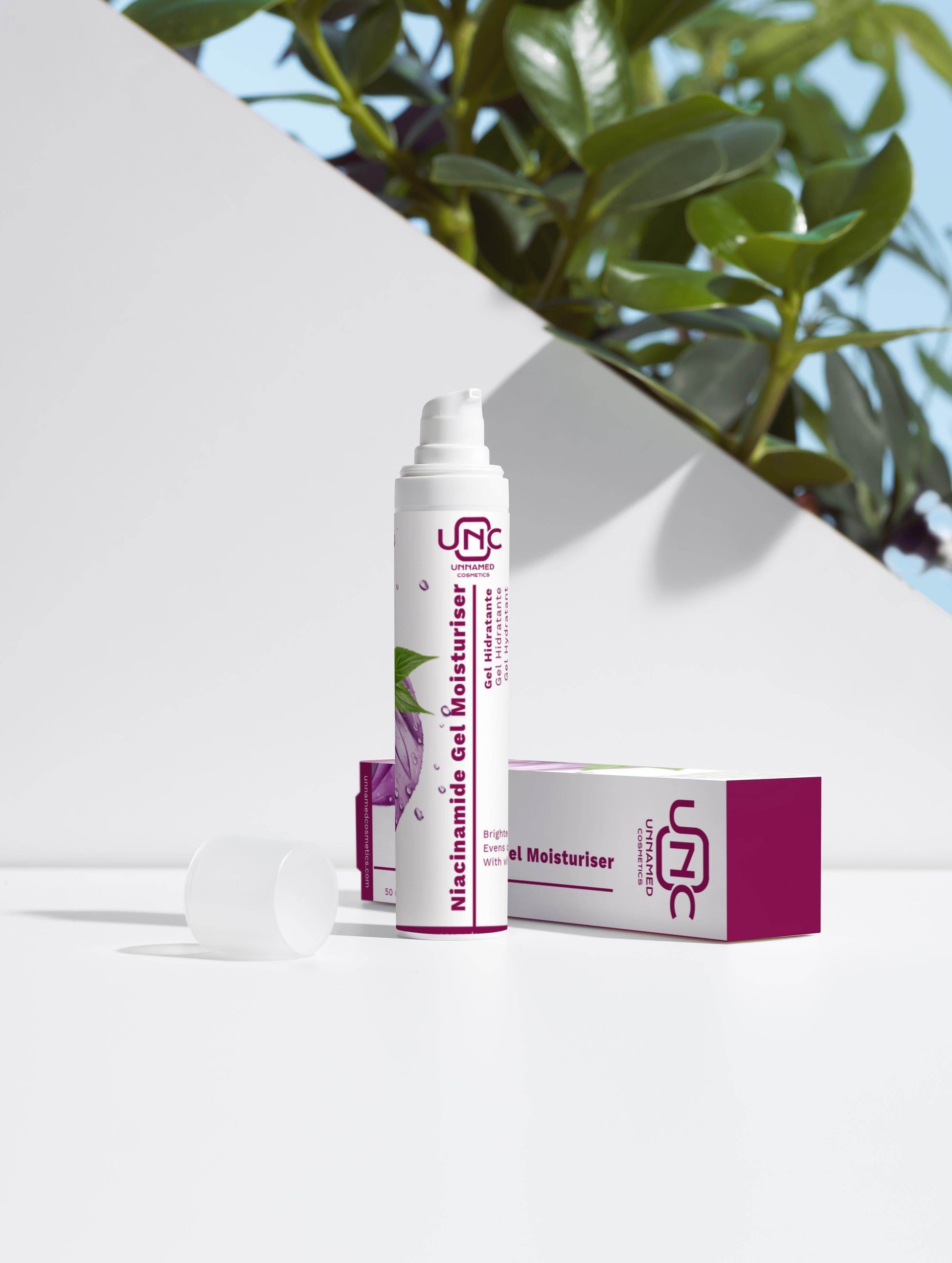 Hidratante com niacinamida para pele sensível em embalagem moderna ao lado de planta