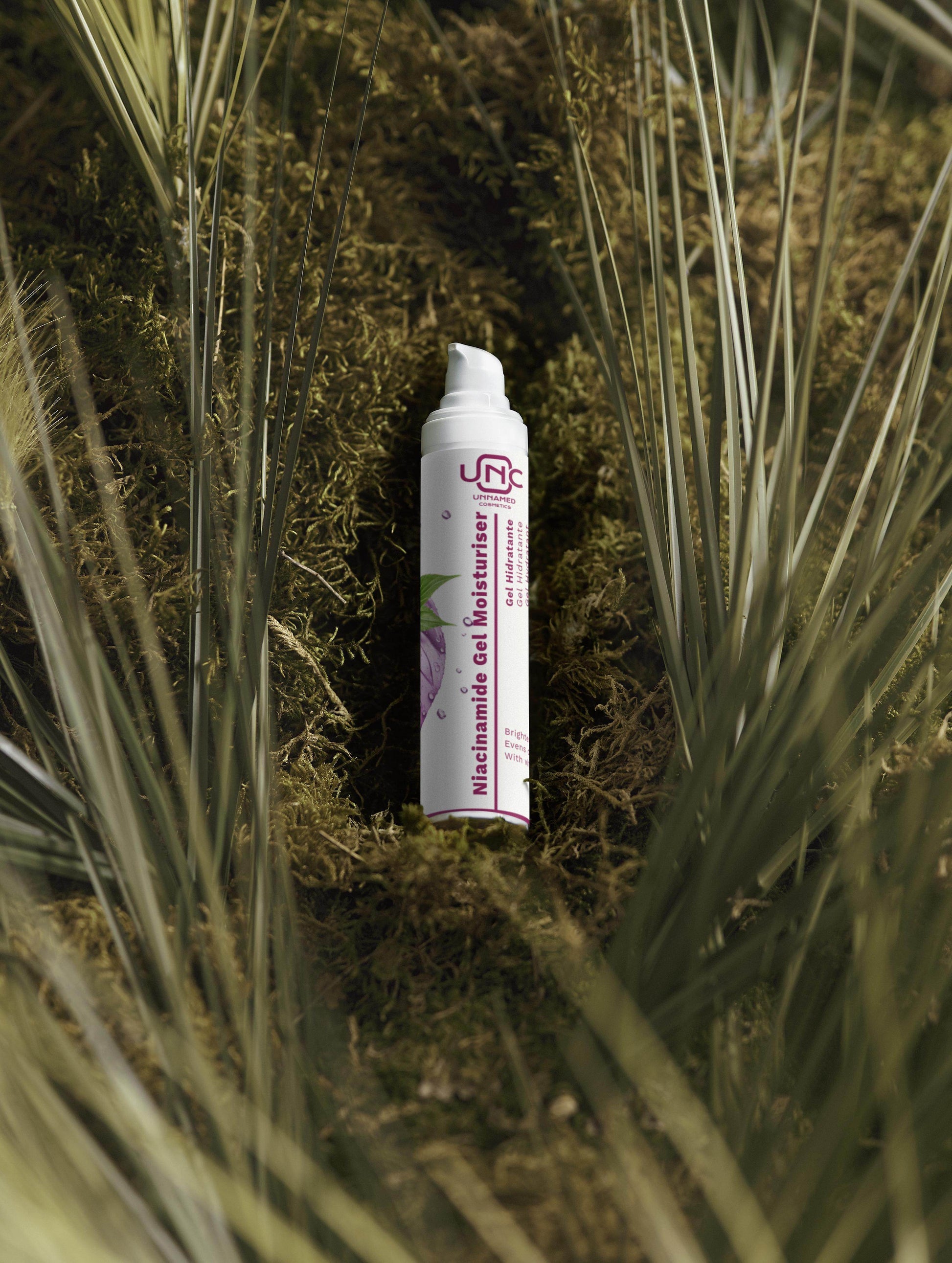Hidratante com niacinamida para pele sensível em embalagem moderna sobre fundo natural de plantas