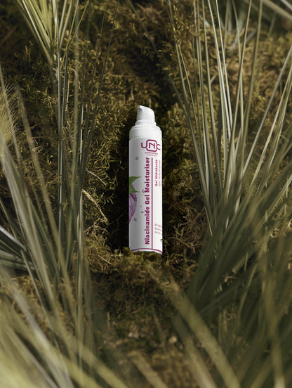 Hidratante com niacinamida para pele sensível em embalagem moderna sobre fundo natural de plantas