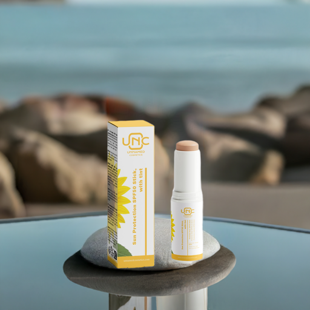Protetor solar natural SPF50em barra com embalagem amarela e branca