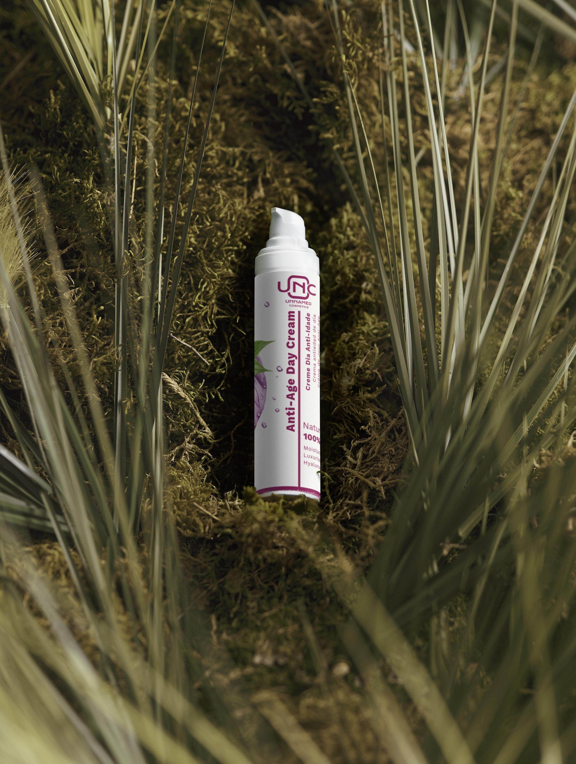 Frasco branco de creme anti-idade natural em meio a musgo e plantas verdes