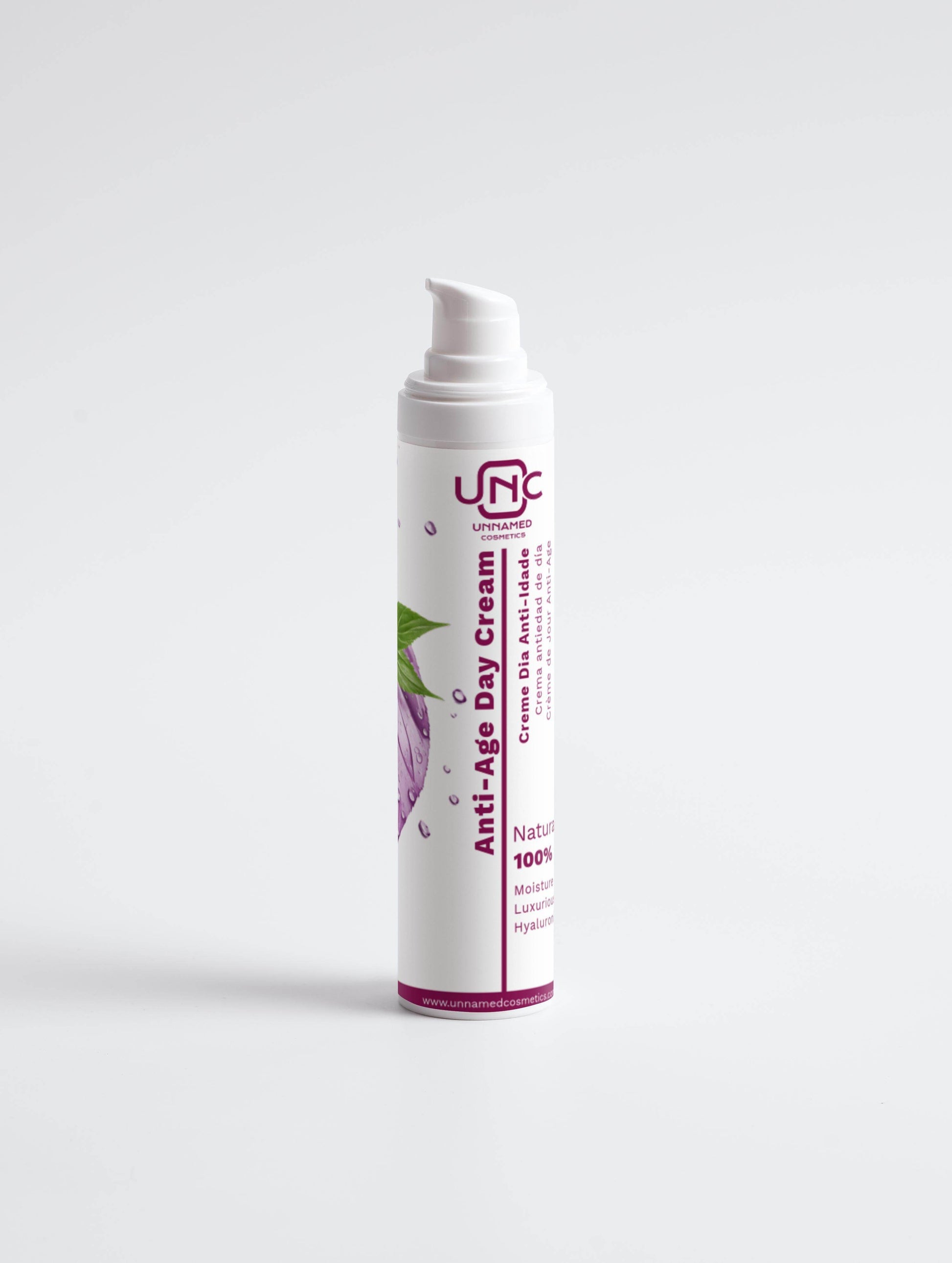 Frasco branco de creme anti-idade natural com aplicador tipo pump e design minimalista