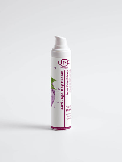 Frasco branco de creme anti-idade natural com aplicador tipo pump e design minimalista