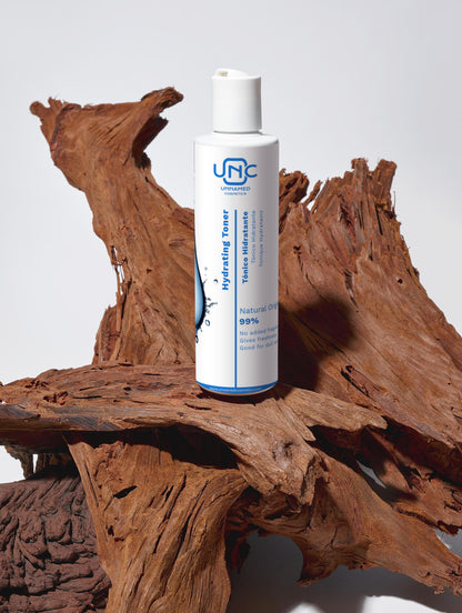 Toner hidratante em embalagem branca sobre madeira natural para cuidado da pele